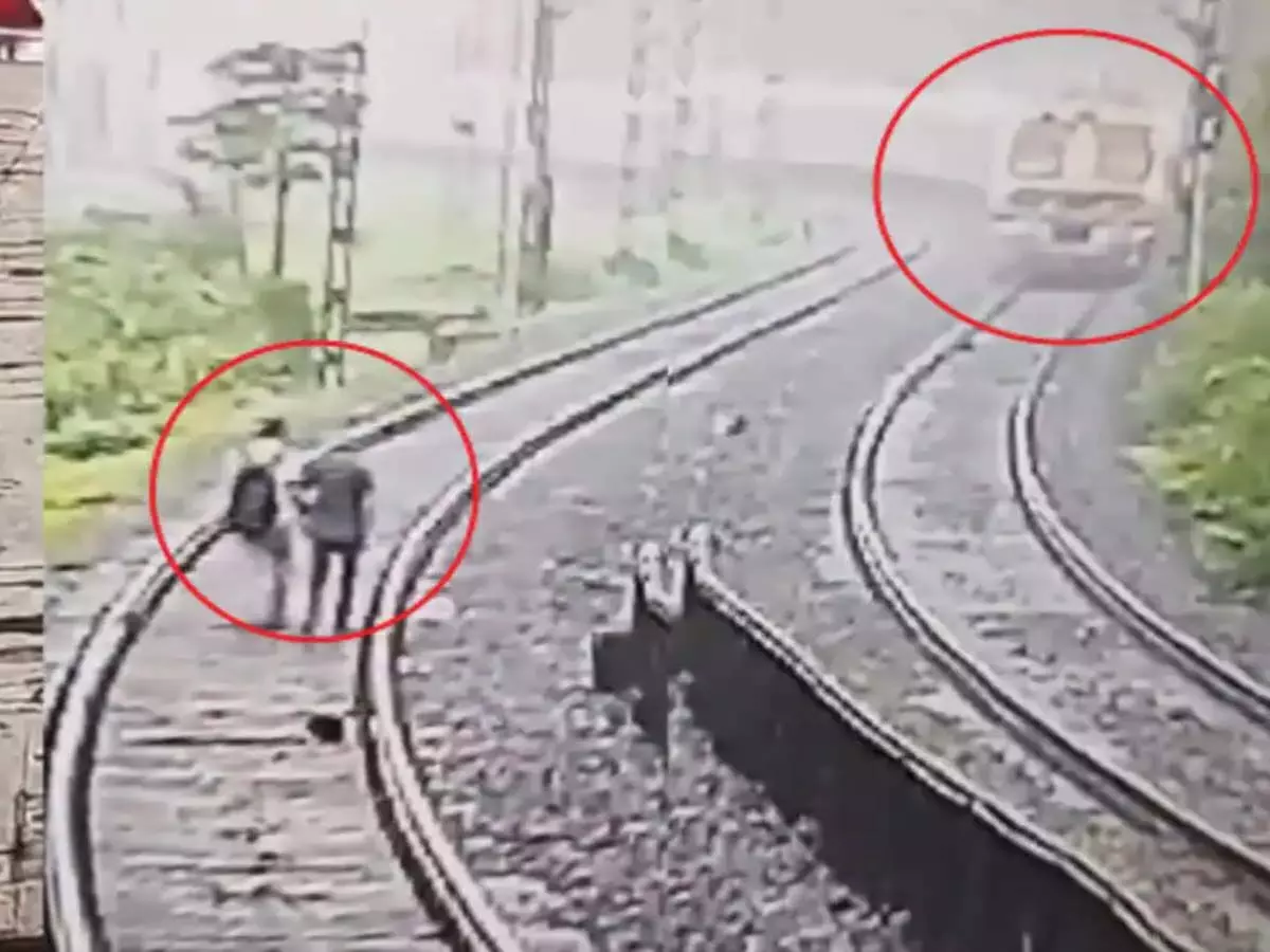 Video: बाप-बेटे ने लोकल ट्रेन के सामने लेटकर एक साथ दी जान
