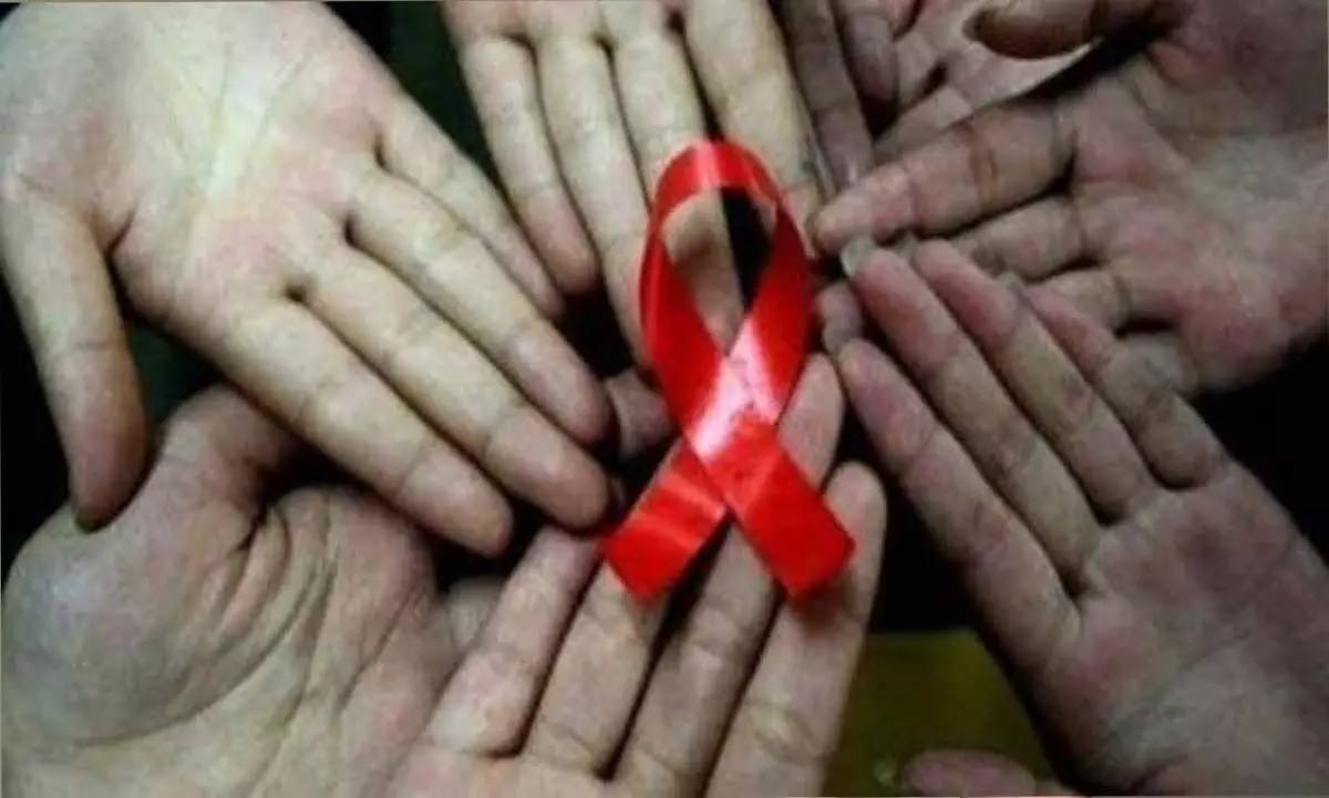 एचआईवी पॉजिटिव महिला को उसके रिश्तेदारों ने घर से निकाल दिया