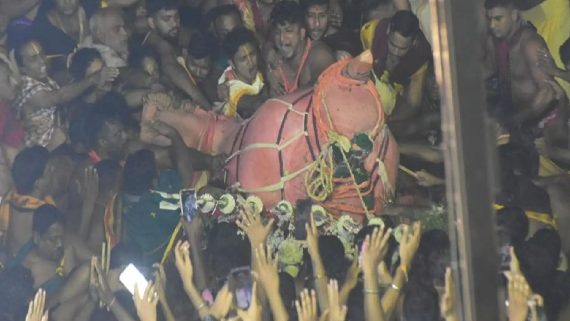 Odisha News: पुरी में पहांडी अनुष्ठान के दौरान भगवान बलभद्र की मूर्ति सेवकों पर गिरी, नौ घायल