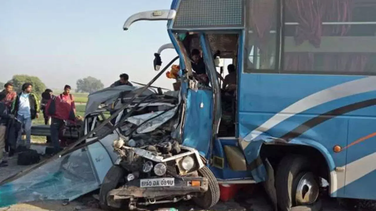 Bus में 18 यात्रियों की मौत, जा घुसी दूध कंटेनर में