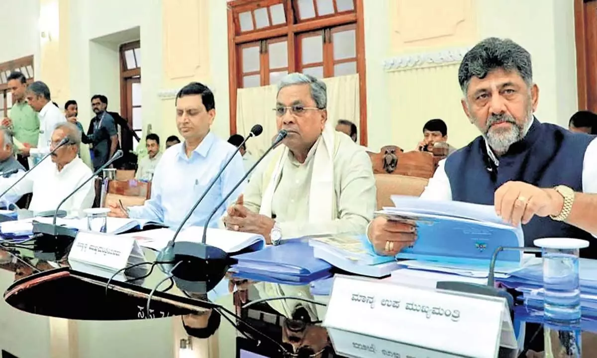 Karnataka News: मुख्यमंत्री सिद्धारमैया ने उपायुक्तों को दिए निर्देश