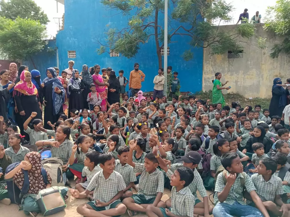 Tamil Nadu : वेल्लोर के बच्चों द्वारा अपने पसंदीदा शिक्षक को वापस लाने के लिए किया गया विरोध प्रदर्शन ‘अस्थायी’ रूप से सफल रहा