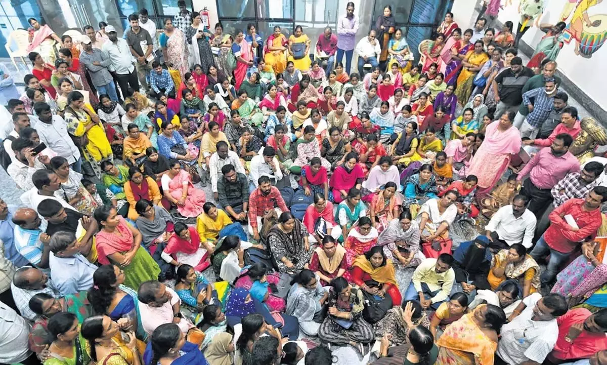Telangana News: तेलंगाना में तबादलों के विरोध में गुरुकुल शिक्षकों ने किया प्रदर्शन