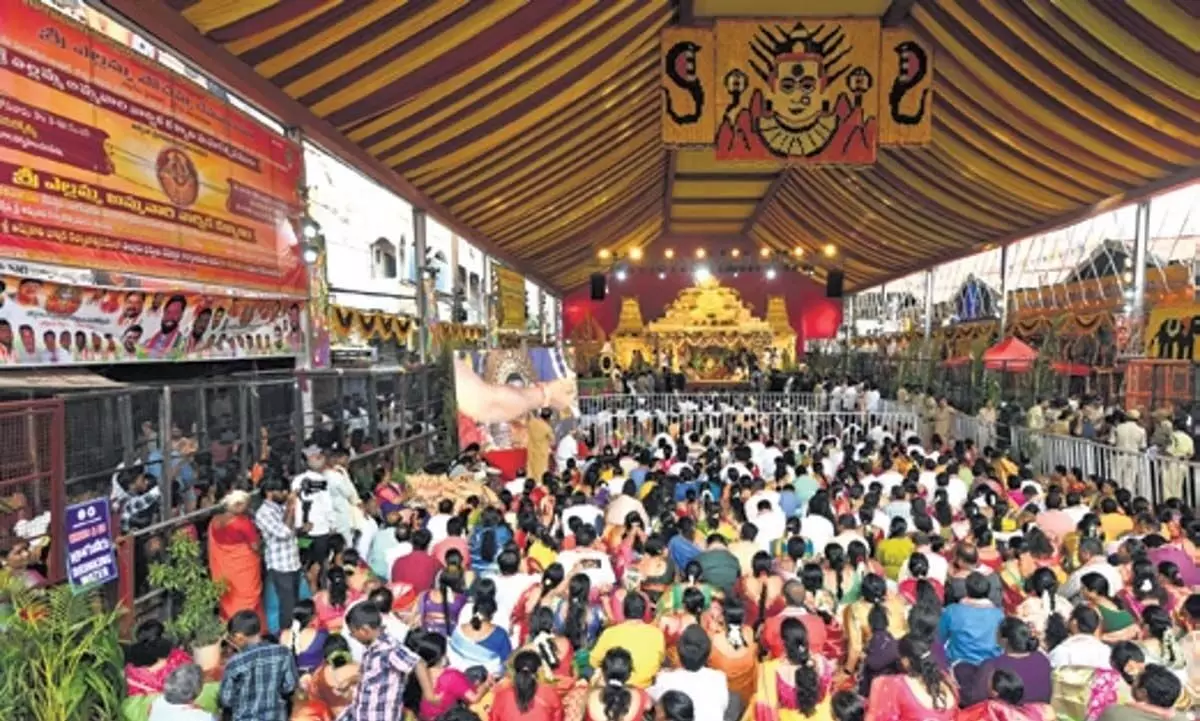 Telangana News: तेलंगाना में मंदिर महोत्सव की व्यवस्थाओं को लेकर मंत्री और महापौर नाराज