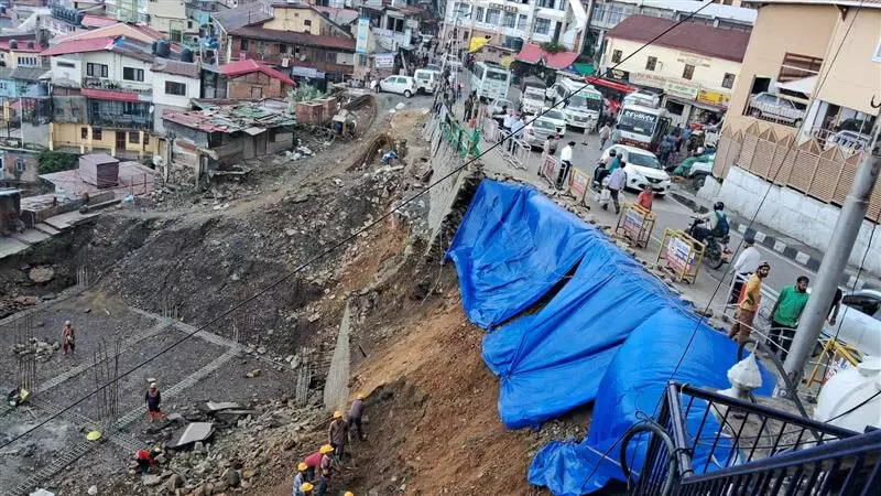 Shimla: भूस्खलन से यातायात आंशिक रूप से बाधित, बहाली का काम जारी