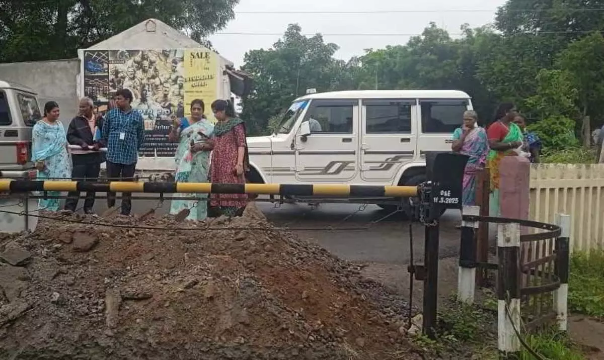Tamil Nadu : रेलवे गेट बंद, पोलाची के स्थानीय लोगों को 3 किमी का चक्कर लगाना पड़ा