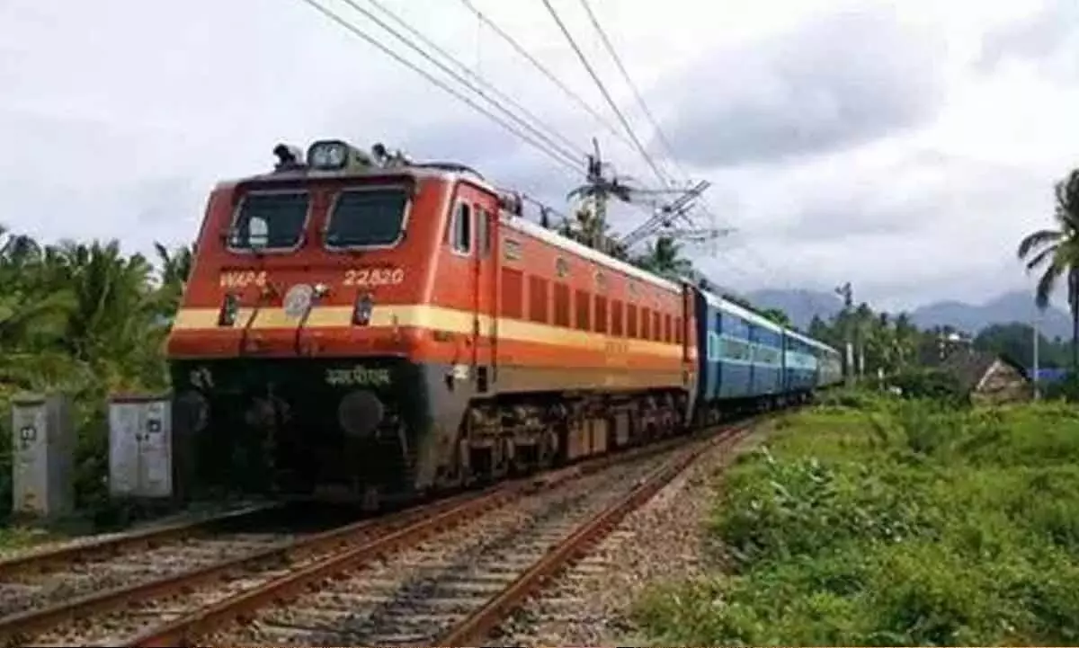 Telangana News: दक्षिण मध्य रेलवे चलाएगा विशेष ट्रेनें