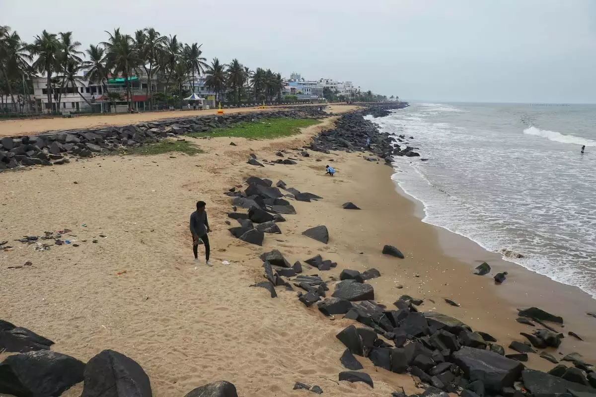 Tamil Nadu : बहाली के प्रयासों के बावजूद पोंडी समुद्र तट का कटाव हो रहा