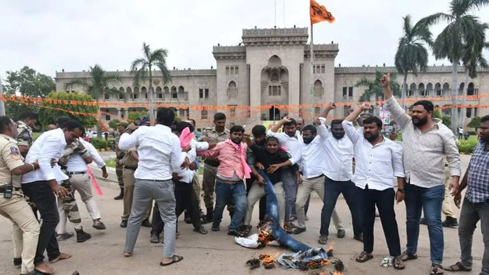Hyderabad News: डीएससी अभ्यर्थियों के विरोध प्रदर्शन से ओयू परिसर में तनाव व्याप्त
