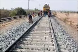 Uttar Pradesh: ऐसा क्या हुआ,जिससे युवती पहुंची रेल से कटने