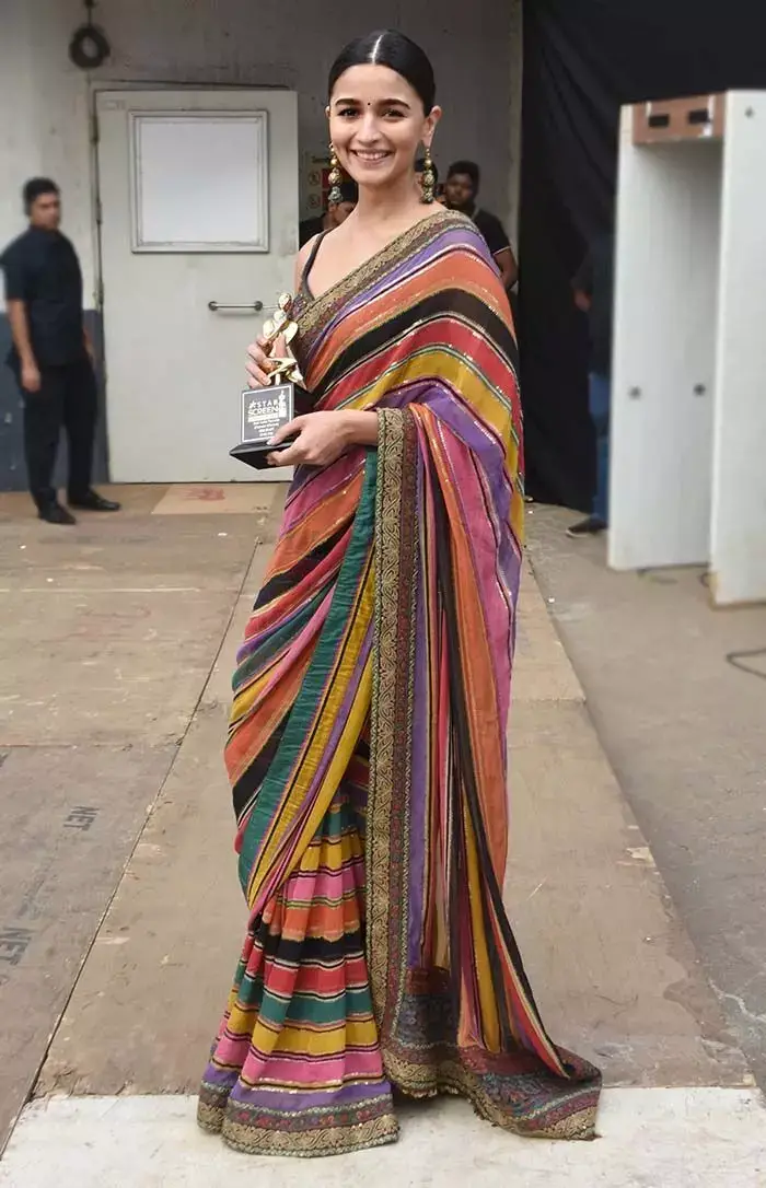 Alia Bhatt Saree Look: मॉडर्न टच के लिए आलिया भट्ट की तरह पहने साड़ी