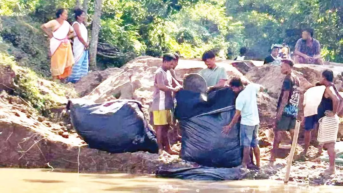 Assam : तेंगाखाट तटबंध की तत्काल बहाली के लिए उन्नत जियो-मेगा ट्यूब प्रौद्योगिकी का उपयोग किया