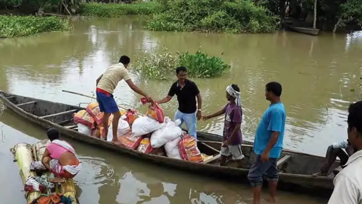 Assam : सूटिया विधायक पद्मा हजारिका ने बाढ़ पीड़ितों की सहायता की