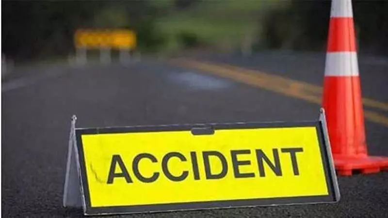 Accident: तेज रफ्तार कार पेड़ से जा टकराई, 5 लोगों की दर्दनाक मौत