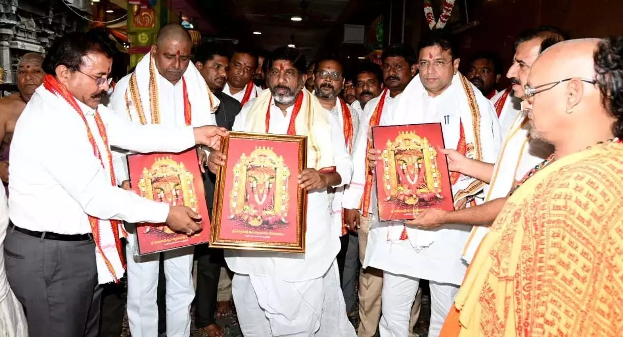 Andhra Pradesh: भट्टी, श्रीधर बाबू ने इंद्रकीलाद्री में देवी कनक दुर्गा की पूजा की