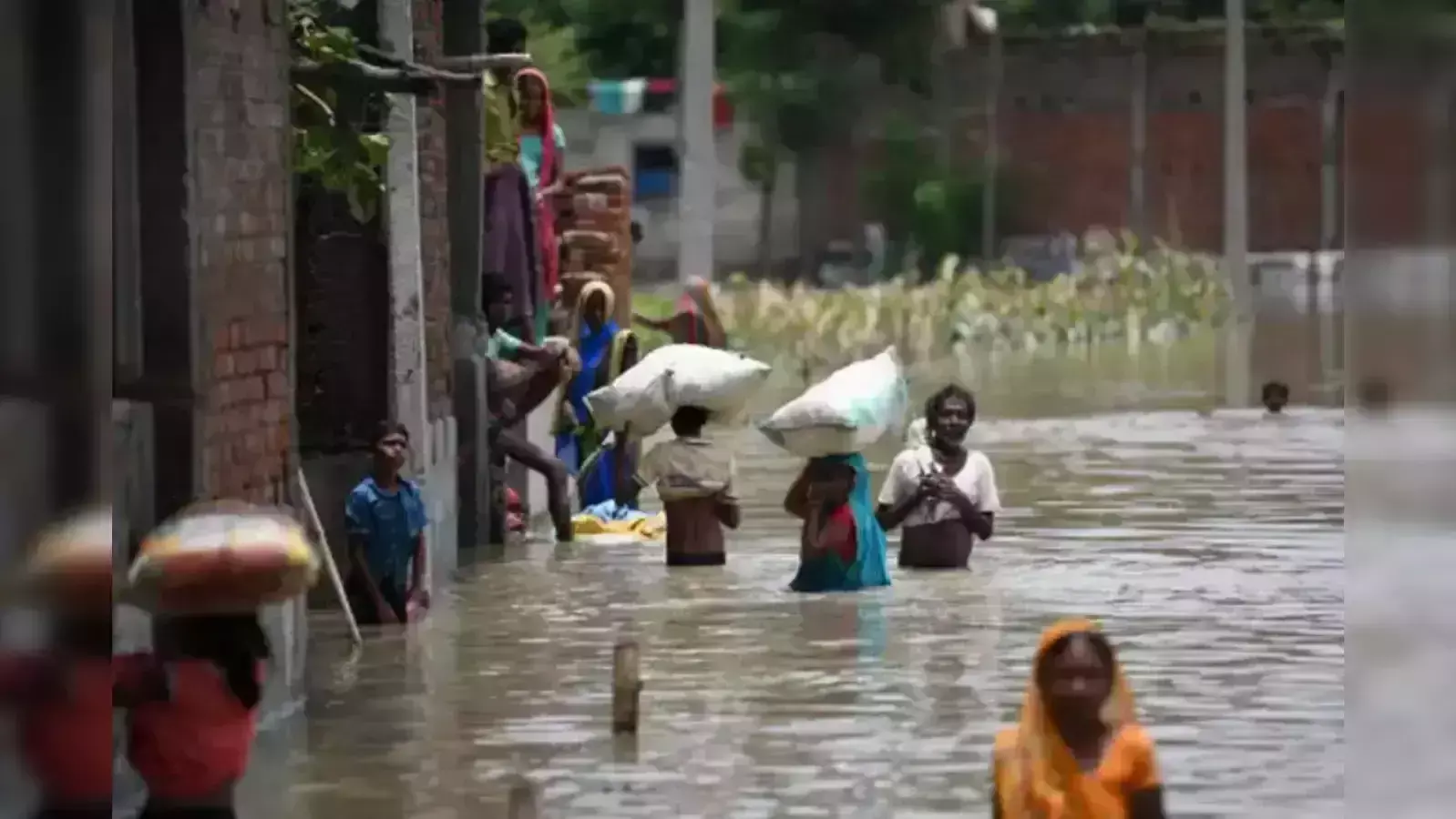 Bihar : बगहा में बाढ़ से बिगड़े हालात, 4 लाख 40 हजार क्यूसेक रिकॉर्ड