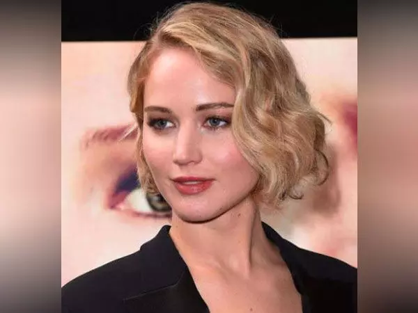 व्हाई डोंट यू लव मी?: Jennifer Lawrence ग्राफिक उपन्यास रूपांतरण में निर्माता और मुख्य भूमिका में होंगी