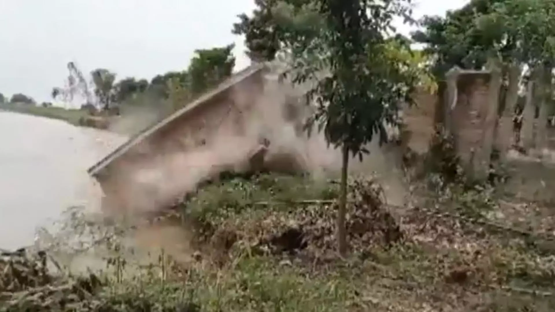 Bihar: कुछ ही मिनटों में मलबे में तब्दील हुआ मकान, देखें VIDEO...
