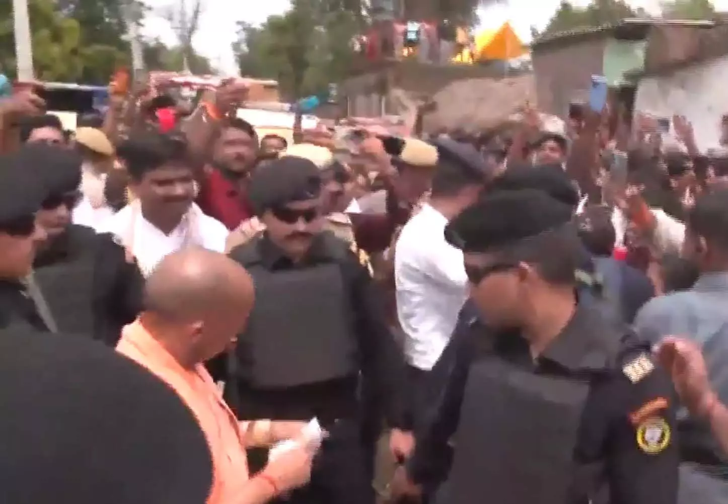 UP: मुख्यमंत्री योगी आदित्यनाथ ने बाढ़ प्रभावित इलाके का किया निरीक्षण