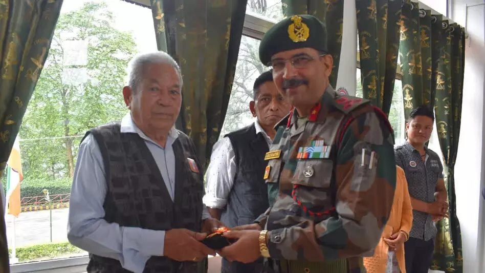 असम राइफल्स कमांडर ने Nagaland में पूर्व सैनिकों को कुर्सियां ​​और श्रवण यंत्र दान किए