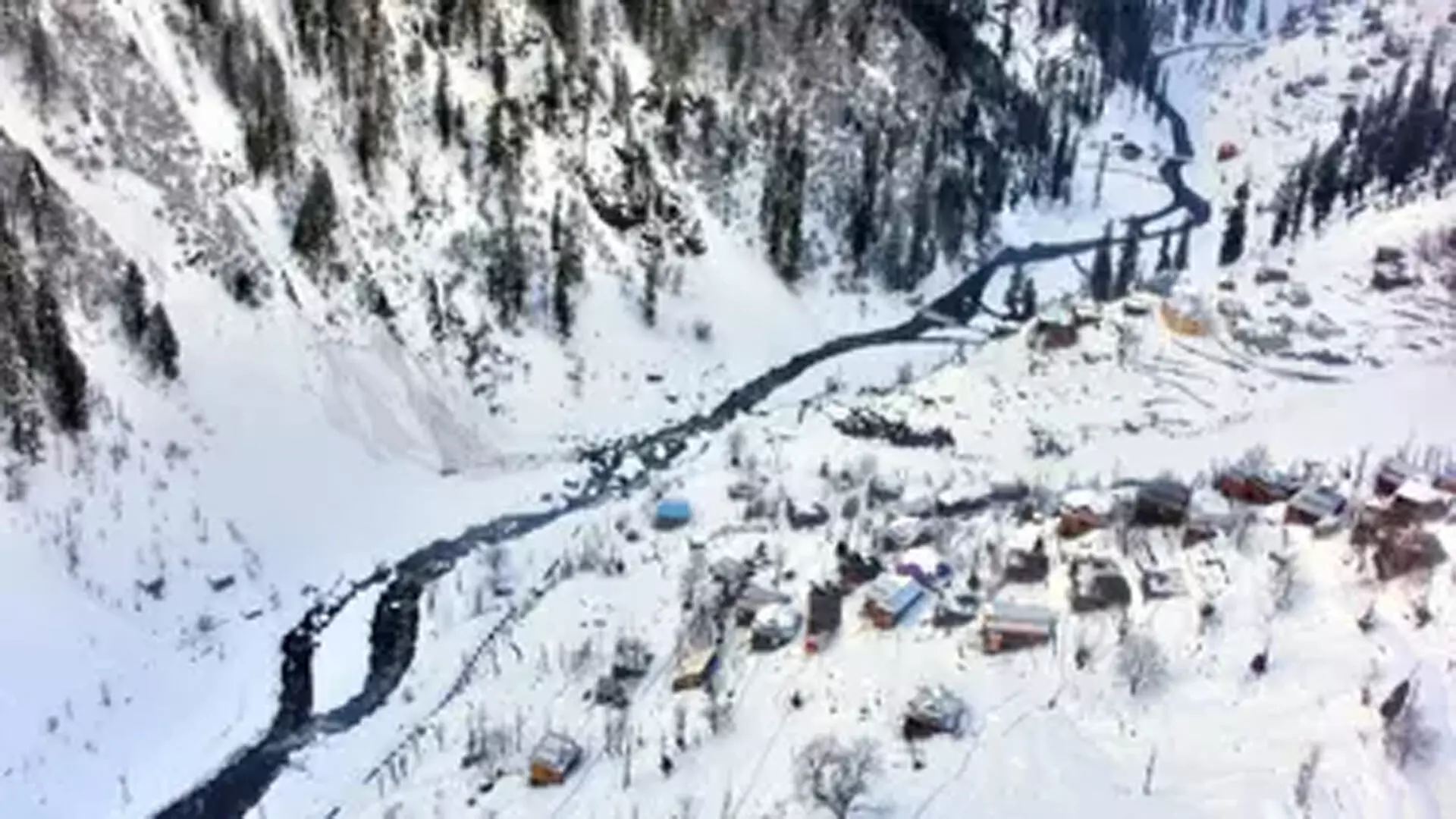 Pakistan: पहाड़ी सड़क से खाई में गिरी जीप, 14 लोगों की मौत