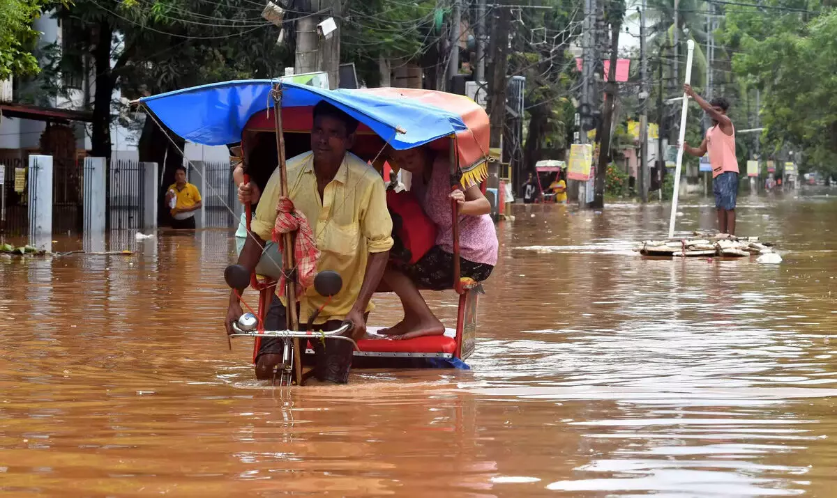 ASSAM : 300 असम निवासियों ने बार-बार आने वाली मानसून बाढ़ के खिलाफ प्रदर्शन