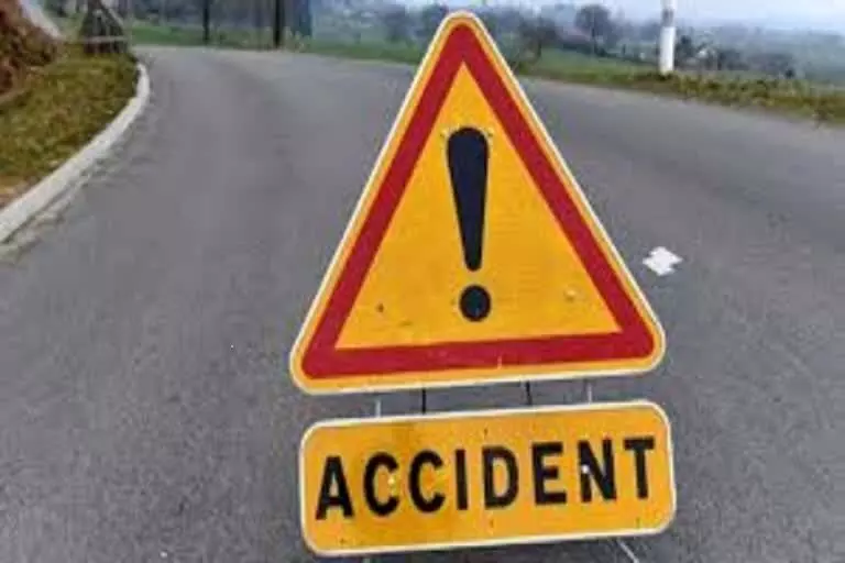 Accident: सड़क किनारे खड़ी बस को ट्रक ने मारी टक्कर, 3 लोगों की मौत