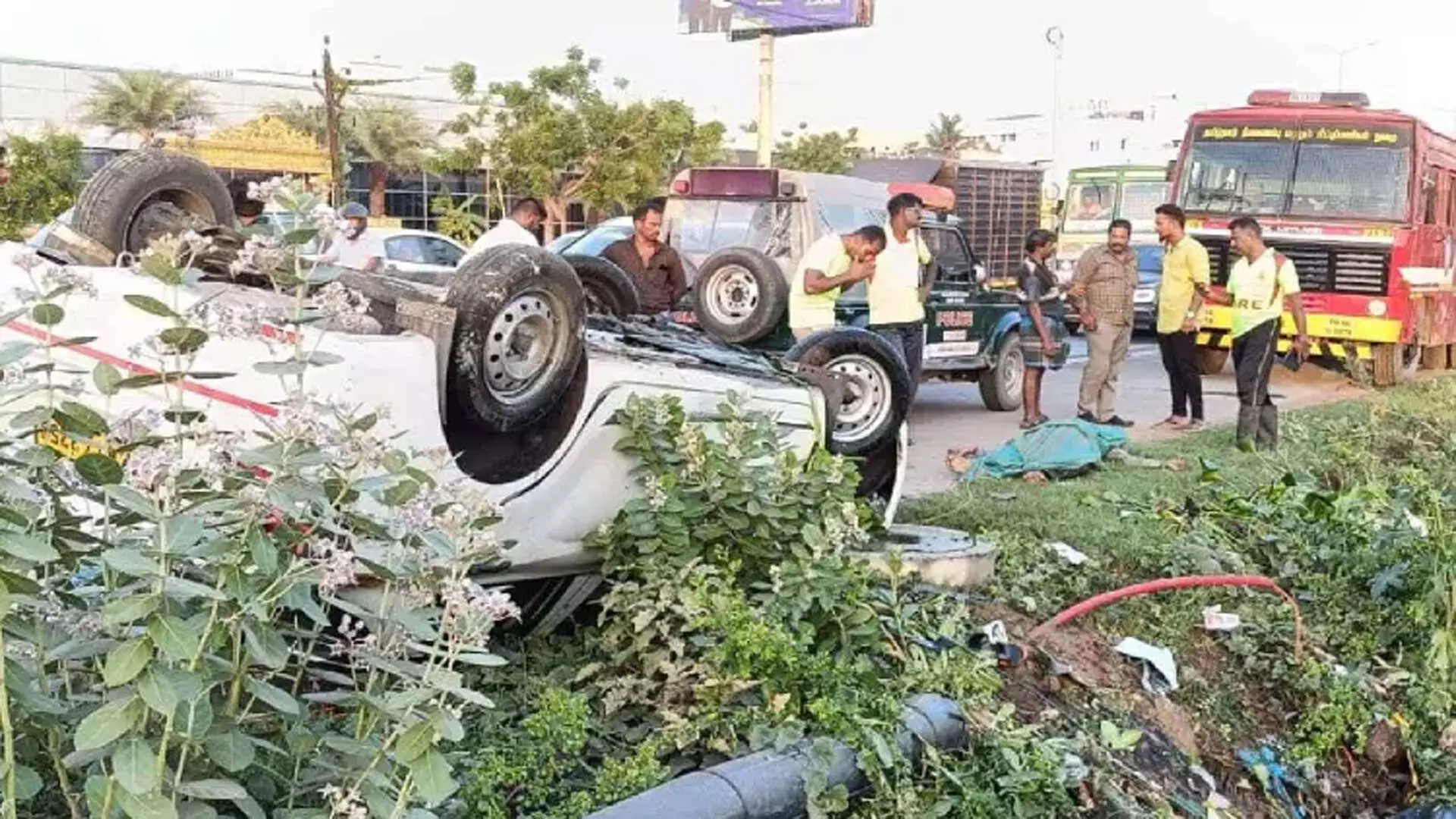 Radial Road पर तेज रफ्तार कार झील में गिरने से सुरक्षा गार्ड की मौत