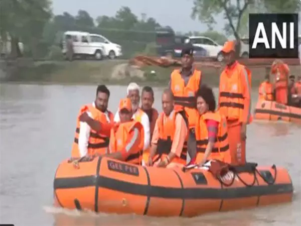 CM योगी ने पीलीभीत और लखीमपुरी खीरी में बाढ़ प्रभावित इलाकों का निरीक्षण किया