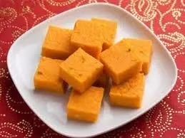 मीठे के शौकीन है तो घर में बनाये Mango Barfi