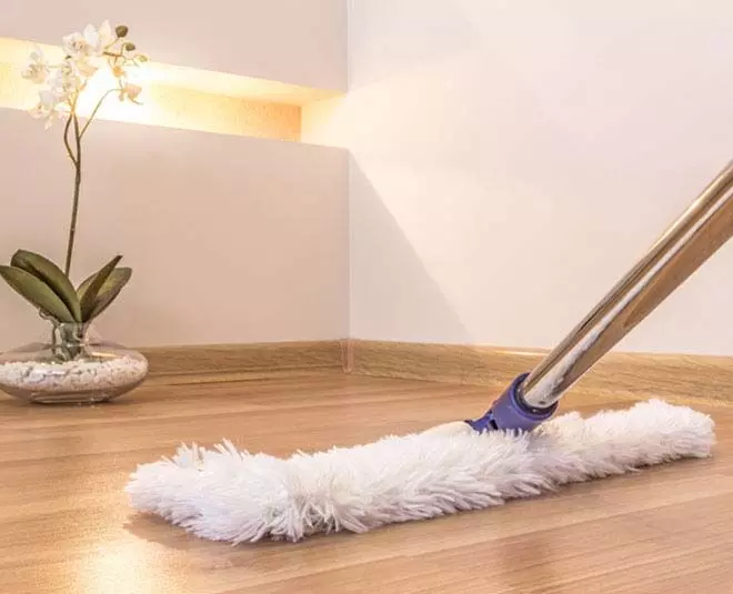 Home Remedy: इन घरेलू तरीके से फर्श को बनाएं चमकदार