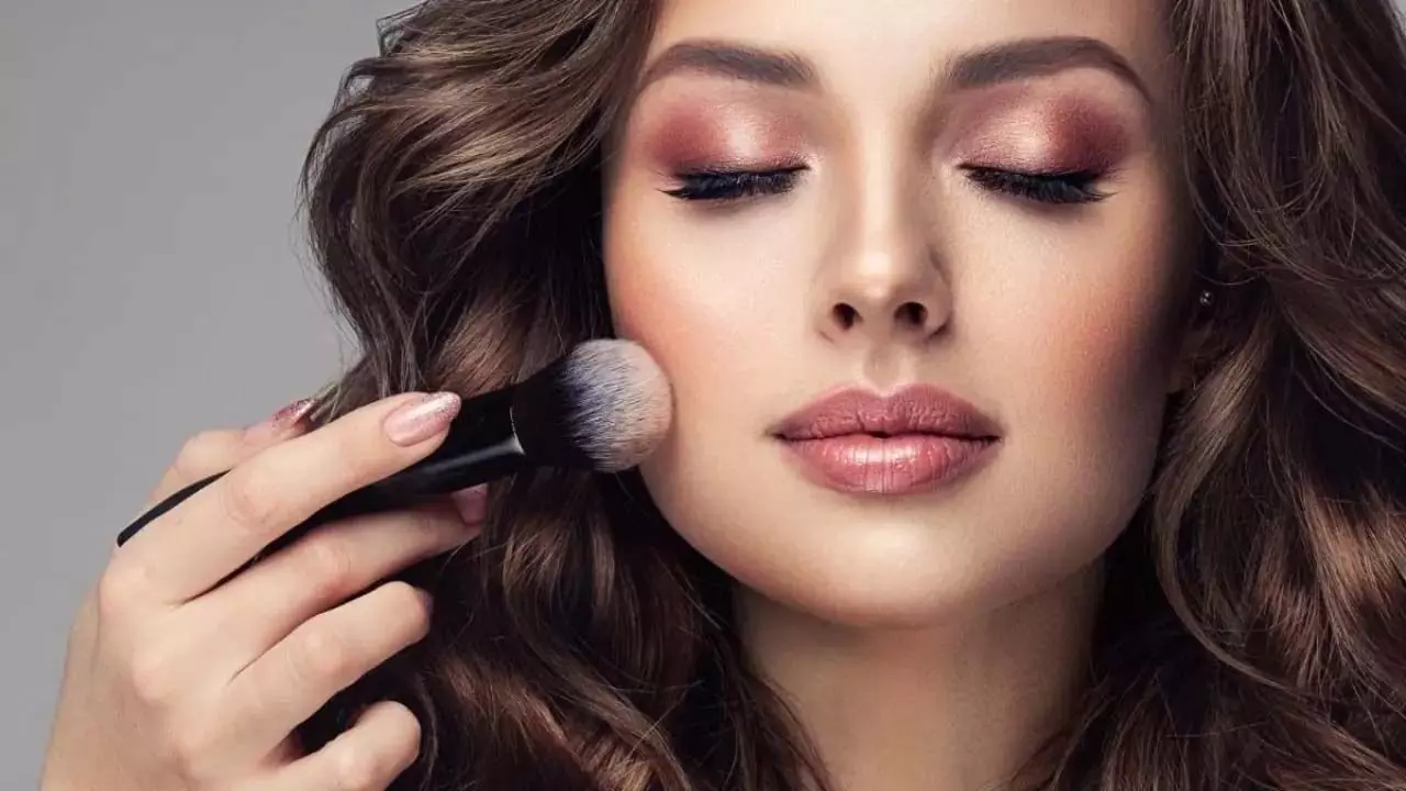 Makeup Tips: इन चीजों से मिलती है परफेक्ट मेकअप लुक