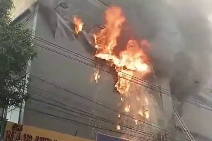 Telangana:वाणिज्यिक परिसर में भीषण आग लग गई