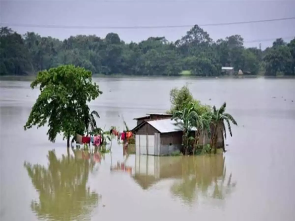Uttar Pradesh: यूपी में बाढ़ से हालात बिगड़ने से 15 लोगों की मौत