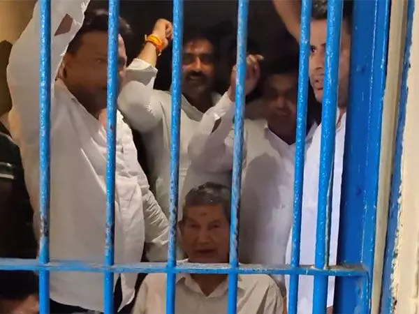 Harish Rawat और कांग्रेस के सदस्य हिरासत में