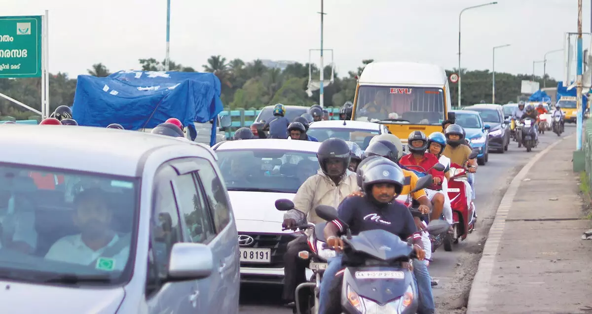 Heavy traffic: कुंदन्नूर-थेवारा पुल दोहरीकरण की मांग जोर पकड़ रही