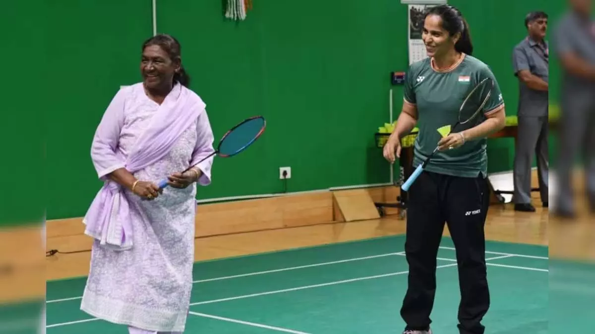 Sports : साइना नेहवाल ने राष्ट्रपति द्रौपदी मुर्मू के साथ बैडमिंटन खेली