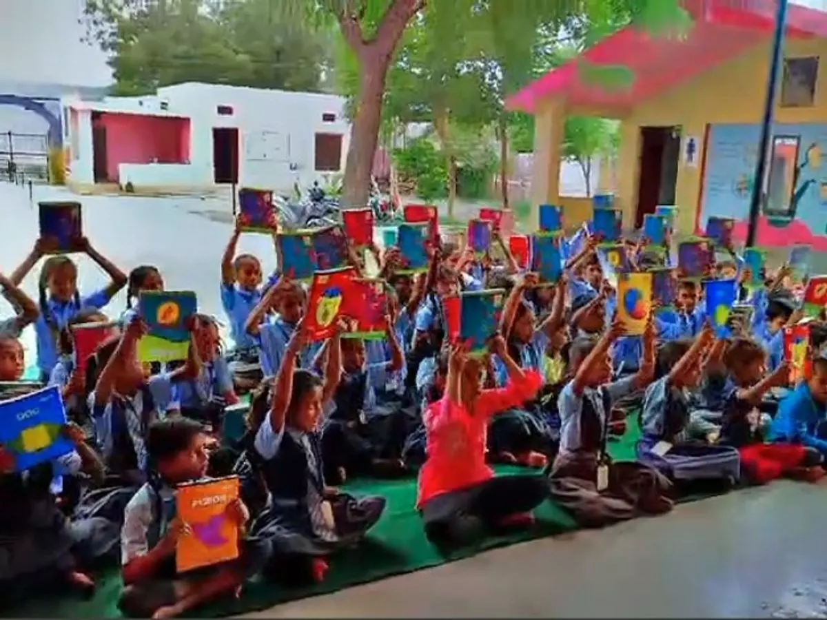 Rajsamand: सरकारी स्कूल में भामाशाह ने बच्चों को नोट बुक वितरित की