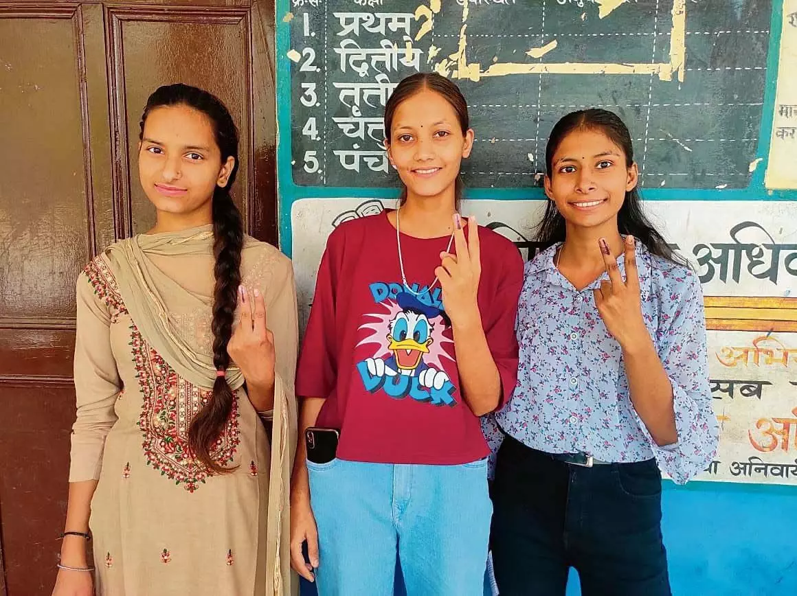 Hamirpur उपचुनाव में पहली बार वोट डालने को लेकर उत्साहित युवा मतदाता