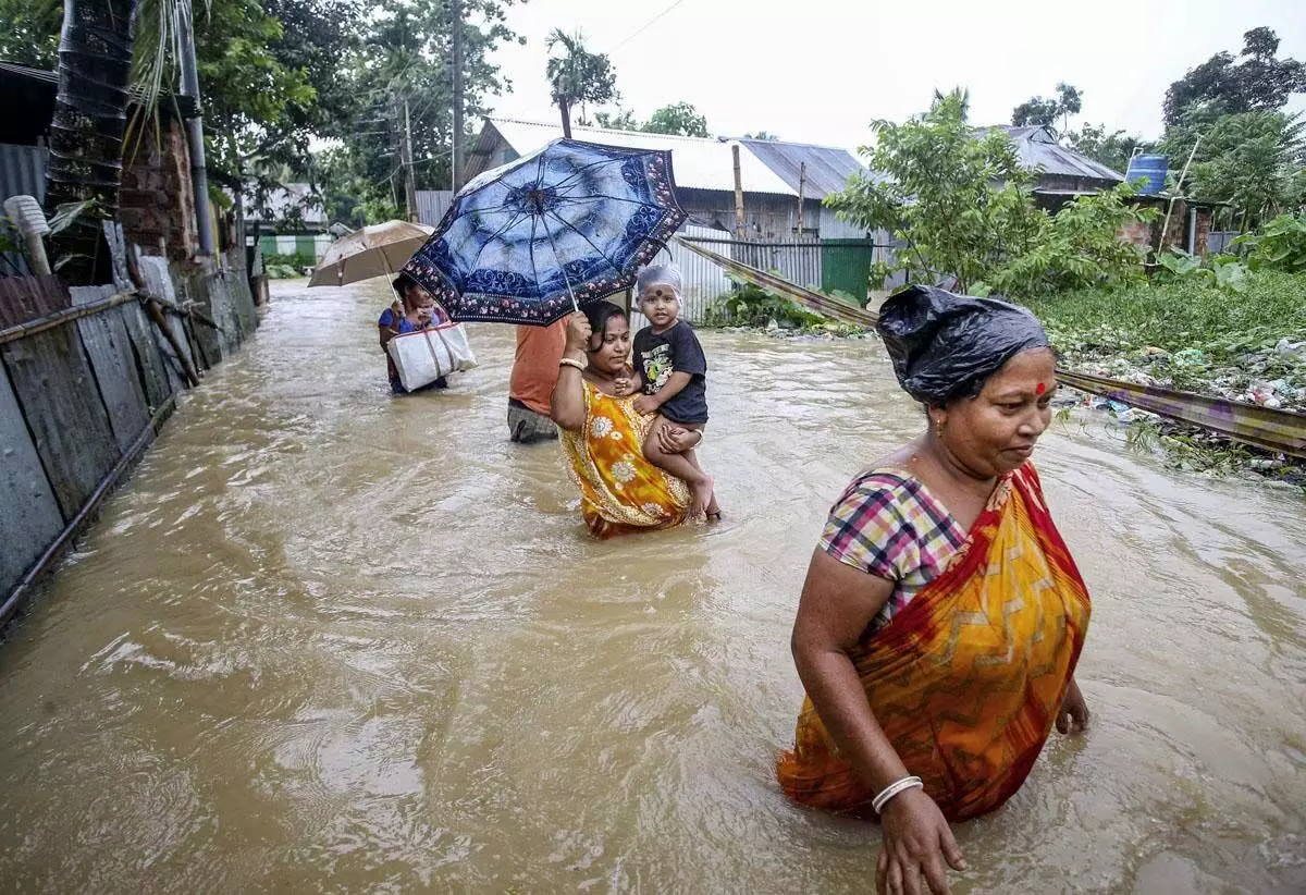 Assam के कुछ हिस्सों में बाढ़ का पानी घट रहा