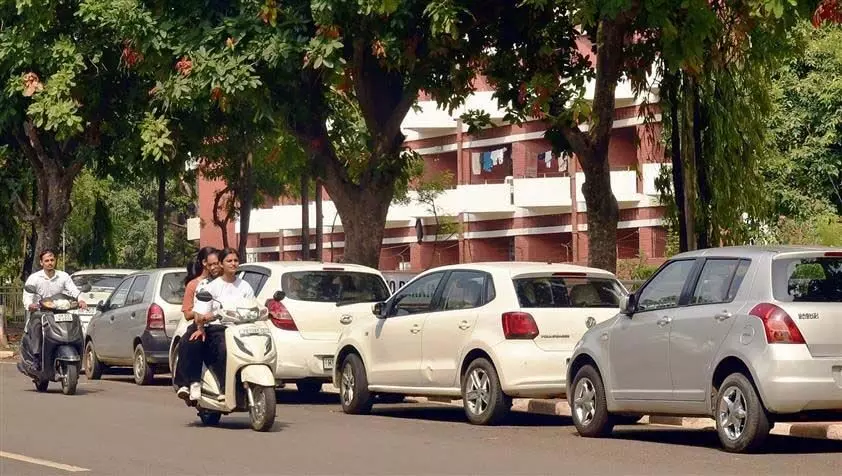 Chandigarh: छात्रों का छात्रावास पार्किंग नियमों का उल्लंघन करने का सिलसिला जारी
