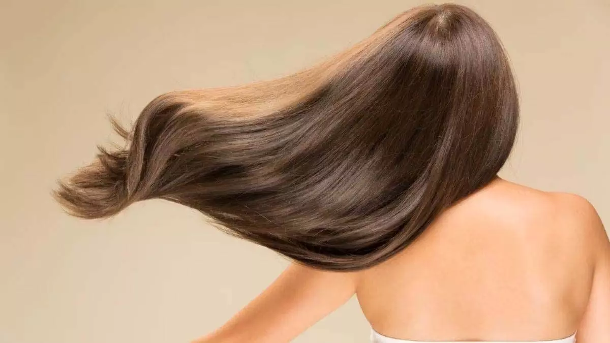 Hair Care: बालों को सिल्की और शाइनी बनाने के लिए रात के समय करे ये उपाय