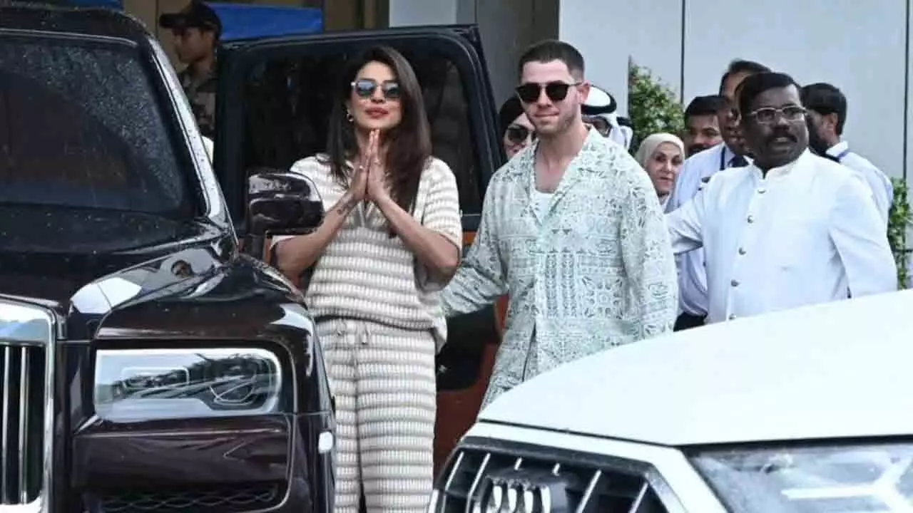 Priyanka Chopra और निक जोनास पहुंचे मुंबई