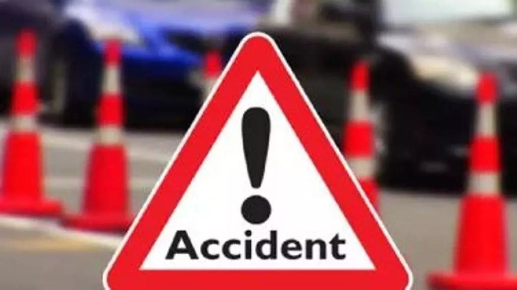 Accident: खड़े कंटेनर से टकराई कार, दम्पति समेत तीन की मौत