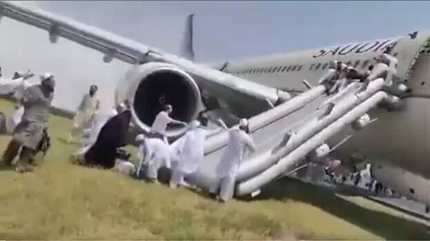 297 यात्रियों को ले जा रहे सऊदी एयरलाइंस के plane में आग लगी
