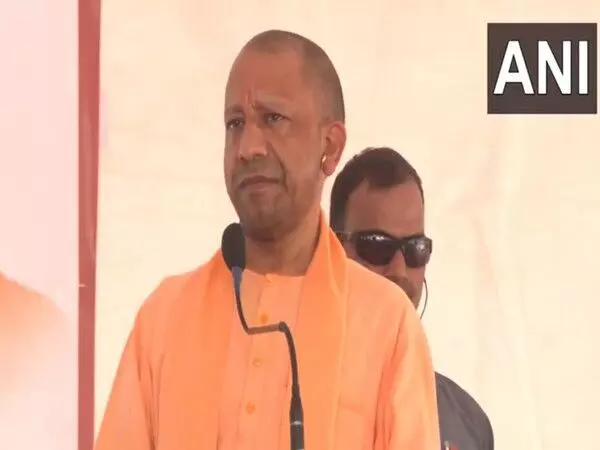 CM Yogi ने बाढ़ में मारे गए चार लोगों के परिवारों को 4-4 लाख रुपये दिए