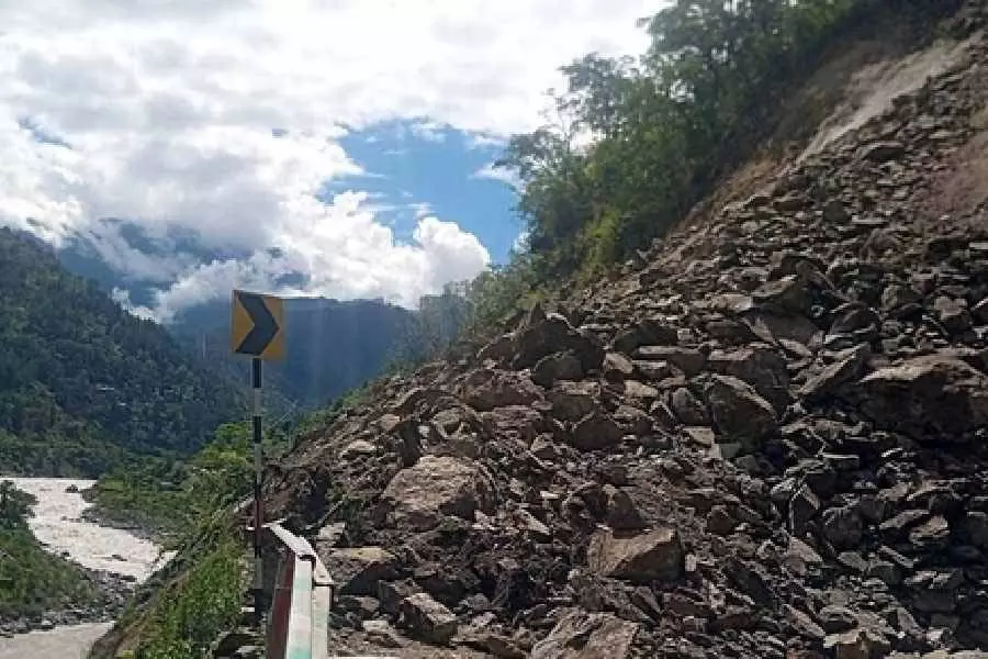 मणिमहेश मार्ग पर भूस्खलन, Himachal प्रदेश में 12 सड़कें बंद