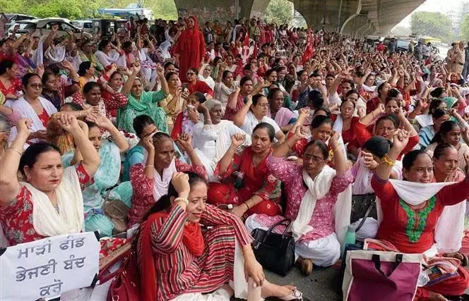 Ludhiana: आंगनवाड़ी कार्यकर्ताओं ने विशाल विरोध रैली निकाली