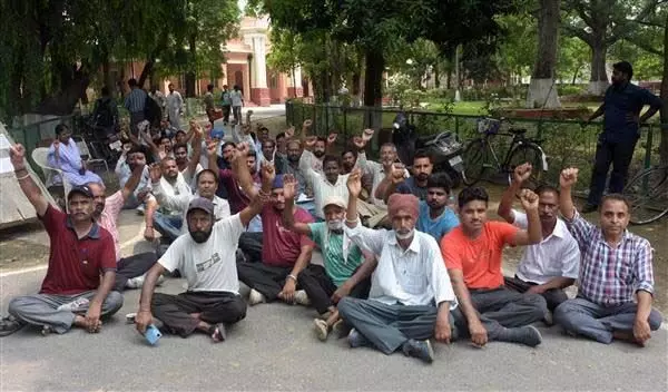 Ludhiana: चतुर्थ श्रेणी कर्मचारियों ने कॉलेज प्रशासन के खिलाफ किया प्रदर्शन