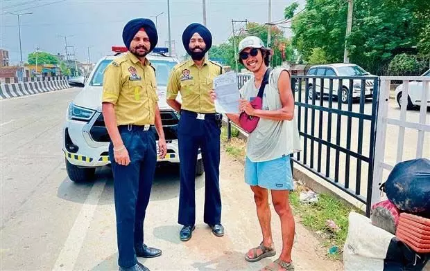 Patiala की सड़क सुरक्षा फोर्स ने जापानी युवाओं की मदद की